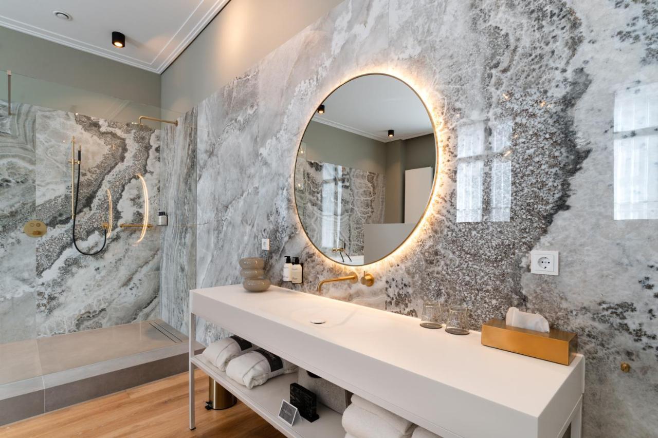 Het Arresthuis Roermond Exteriör bild Bathroom with a backlit mirror