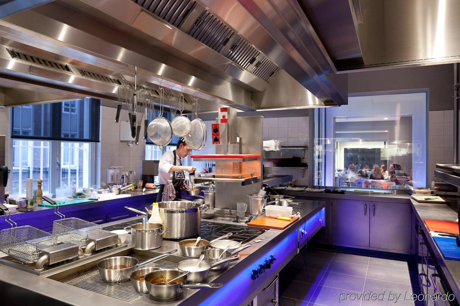 Het Arresthuis Roermond Restaurang bild A commercial kitchen