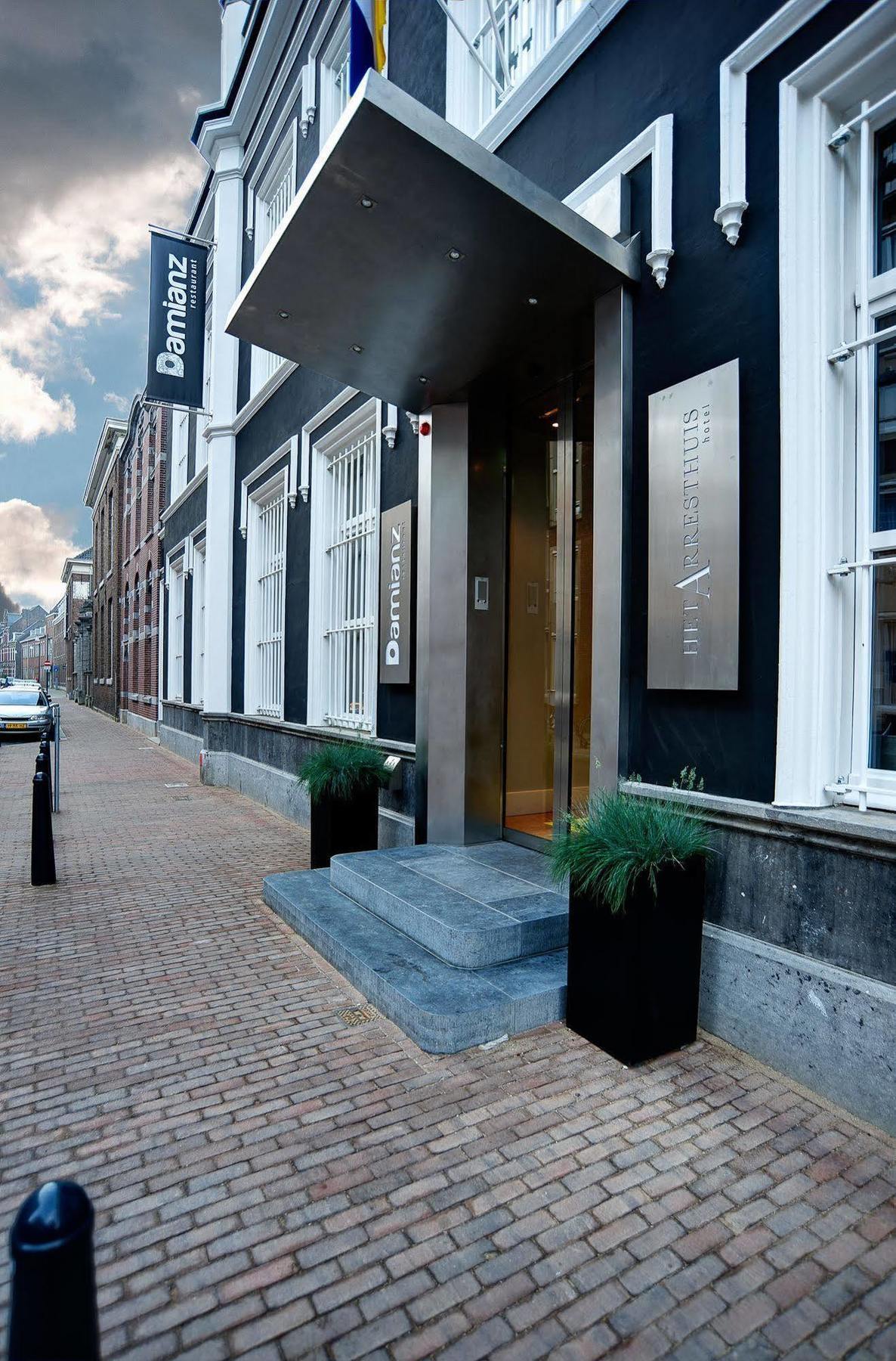 Het Arresthuis Roermond Exteriör bild The entrance to the hotel