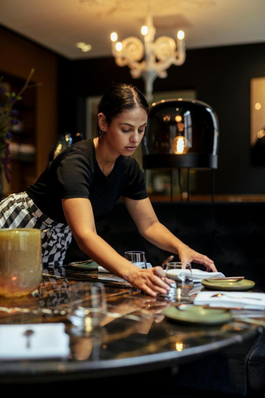 Het Arresthuis Roermond Exteriör bild A waitress clearing a table